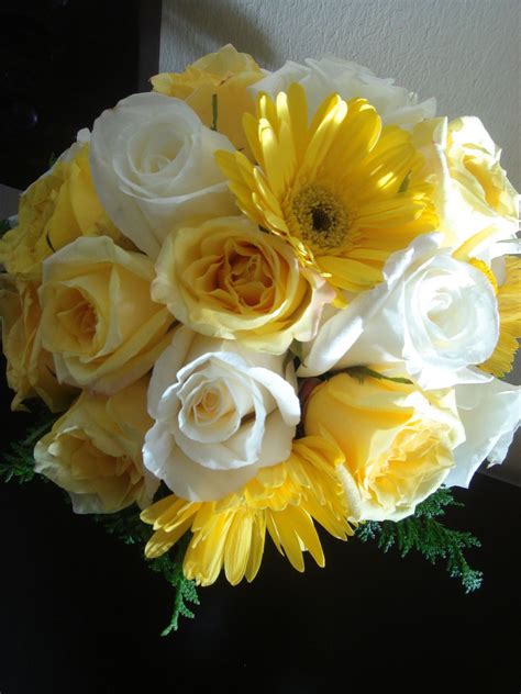 Bouquet Bridal: Yellow and White Rose Bouquets