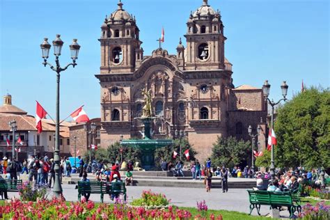 Statua Di Inca Pachacutec Sulla Fontana E La Chiesa Cattolica Di Plaza