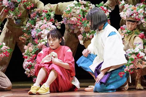 千尋役・川栄李奈の初日が開幕！ 『千と千尋の神隠し』新たな舞台写真公開 ぴあエンタメ情報