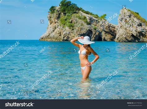 Sexy Beautiful Woman White Bikini Hat Foto De Stock 221776762 Shutterstock