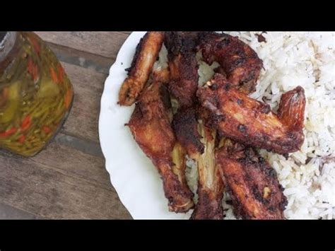 Comendo Frango Frito Arroz Feij O Farinha E Pimenta Assombra O