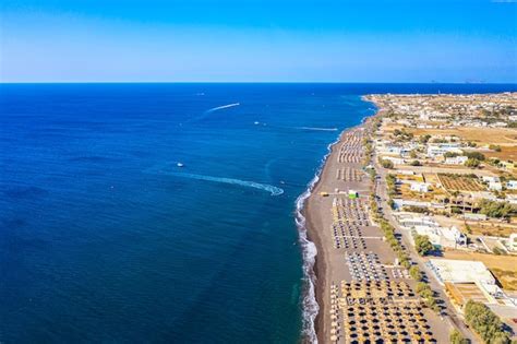 Foto A Rea De Drone Vista Superior Da Praia Preta De Perissa Belas