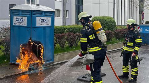 Dixi Klo In M Nchen In Flammen Feuerwehr L Scht Toiletten Brand