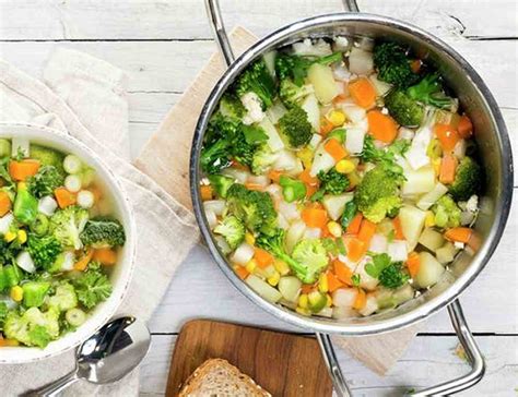 Klar grønnsaksuppe med brokkolini oppskrift med beregnet næringsinnhold