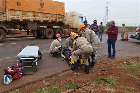 Colisão entre três caminhões deixa motorista gravemente ferido na BR