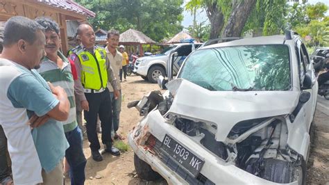 Mobil Toyota Rush Tabrak Pohon Di Lhokseumawe