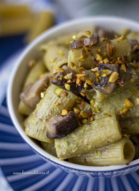 Tortiglioni Con Crema Di Burrata Al Pesto Di Pistacchio E Porcini