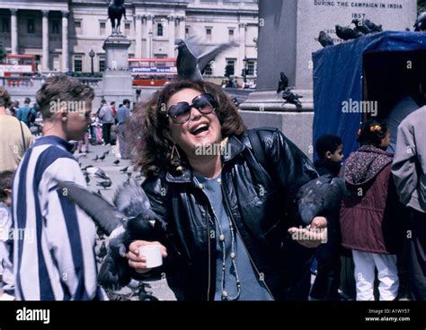 FEEDING TRAFALGAR SQ PIGEONS LONDON JUNE Stock Photo - Alamy