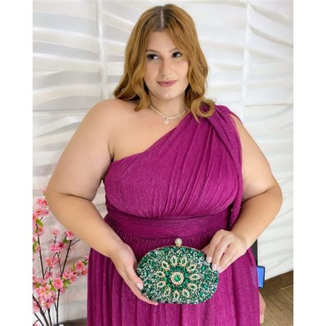 VESTIDO PLUS SIZE FÚCSIA EM LUREX FIOS METALIZADOS OMBRO SÓ E FENDA