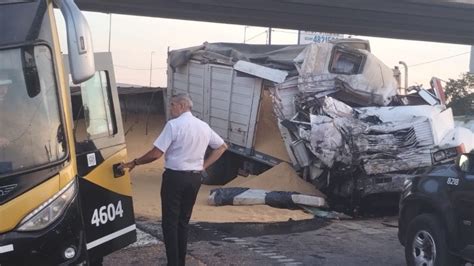 Violento choque entre un camión y un micro en la autopista a Buenos