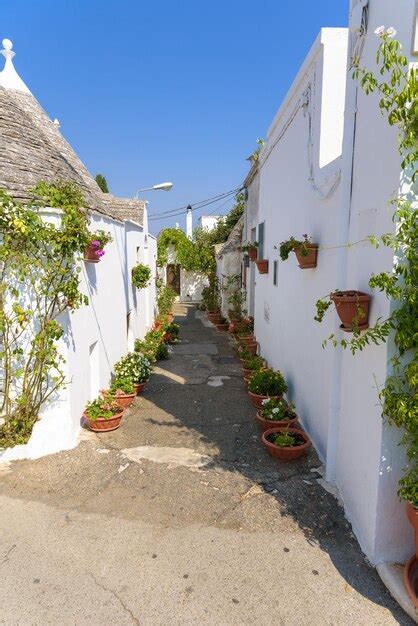 Calle Estrecha En La Ciudad De Alberobello Foto Premium