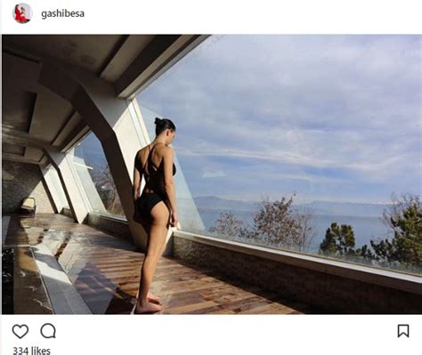 Besa Gashi Pozon Me Bikini Shfaq Linjat E Trupit Foto Indeksonline Net