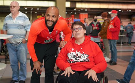 17 Autogrammstunde für FCK Fans mit Handicap FCK DE