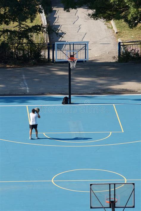 Joven Entrenando Con Una Pelota En Una Cancha De Baloncesto Al Aire