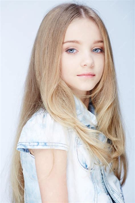 Portrait De Jeune Fille Blonde Aux Yeux Bleus Photo Gratuite