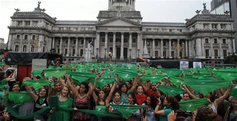 La cooperativa feminista detrás de los pañuelos verdes que colmarán el