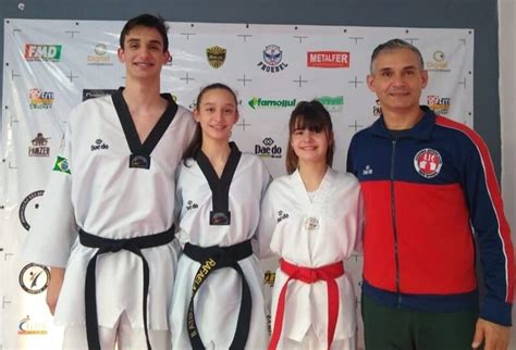 Equipe de Taekwondo em competição pela Copa Regional Sul PRIMEIRA