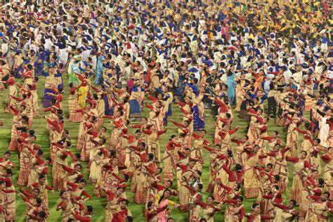 Logran en Assam Récord Guinnes por la mayor presentación de danza Bihu