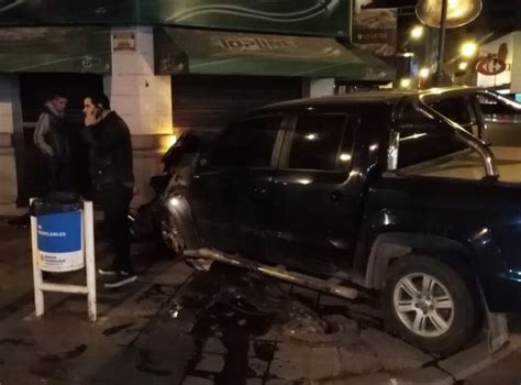 Chocaron un micro y una camioneta en una esquina céntrica De La Bahia