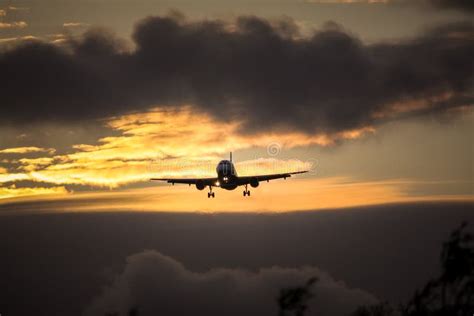 Vliegtuig Tegen Zonsondergang Stock Foto Image Of Zomer Buiten