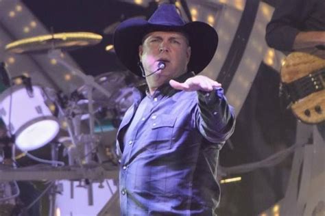 Pin By Rhonda Johnson On The One And Only Garth Garth Brooks Cowboy