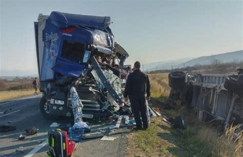 Carambol mortal Patru tiruri implicate într un accident cumplit