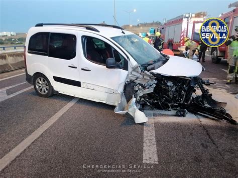 Dos heridos en Sevilla en un accidente de tráfico en la SE 30 en