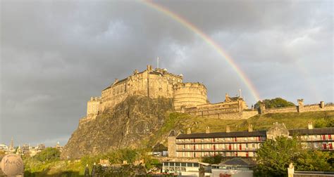 Edinburgh Castle History: From Bronze Age Fort To Home of the Honours ...