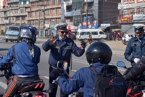 काठमाडौँमा होलीका दिन दिउँसै कडा ट्राफिक चेकिङ फोटो फिचर Dcnepal