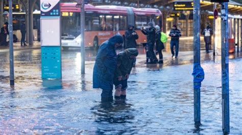 Unwetter Hochwasser An Ostseek Ste Vorbei Sch Den Werden Sichtbar