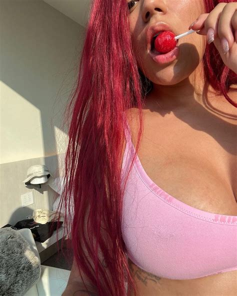 Karol G mostró un osado look con su cabello rojo al borde de la censura