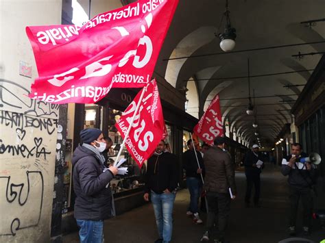 McDonald S Gli Addetti Alle Pulizie In Presidio Siamo Sfruttati