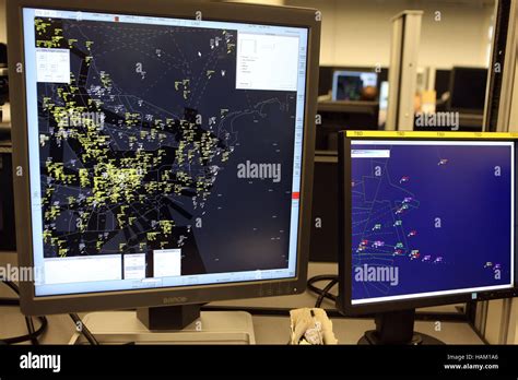 Air traffic control radar screen hi-res stock photography and images ...