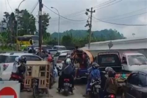 SINDO Hi Lite Libur Panjang Waisak Jalur Wisata Guci Tegal Macet Total