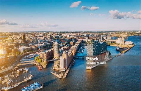 Luftaufnahme Der Hamburger Hafenstadt Über Dem Blauen Hafen Stockfoto