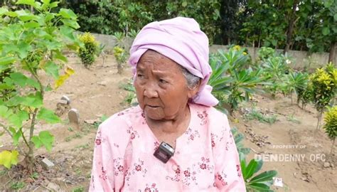 Nenek Ini Bangun Rumah Di Samping Makam Suami Kisahnya Bikin Har