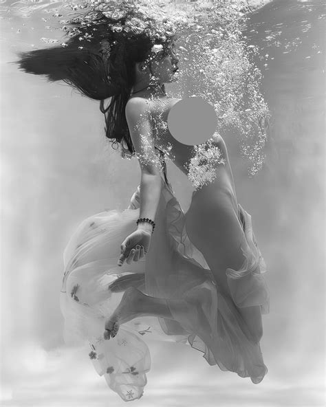 Mature Nude Underwater Sexy Erotic Stylish Wet Sexy Great Body Buxom Pinup Poster