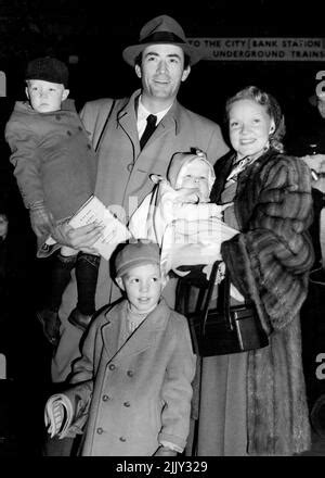 L acteur Gregory Peck et sa femme Greta Kukkonen et les enfants à