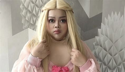 6 Gaya Totalitas Kekeyi Cosplay Jadi Barbie Kenakan Baju Pink Hingga Wig Blonde Dapat Pujian