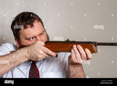 Man pointing a gun fotografías e imágenes de alta resolución Alamy