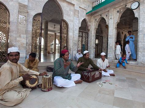 CONVERSATION AT BABA FARID’S TOMB, PAKPATTAN, PAKISTAN - Lost Heritage