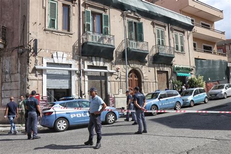 Reggio Calabria Colpi D Arma Da Fuoco Contro La Serranda Di Un Noto