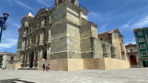 La Catedral De Oaxaca Permanece Con Vallas De Madera Y Pintas Entidad