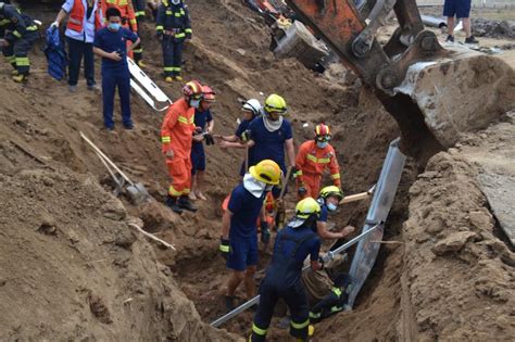 顺义区一工地塌方3人被埋，消防员用手刨土全部救出 新闻频道 和讯网