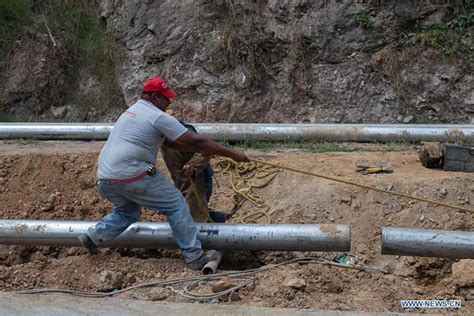 Obreros Trabajan En Tendido De Una Tuber A De Agua Potable En Venezuela