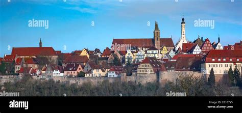 Rundblick über Stadtmauer malerische bunte Fassaden und Dächer der