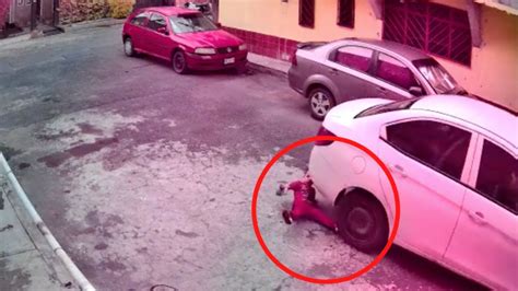 VIDEO Auto atropella a niño y pasa por encima de su cabeza en