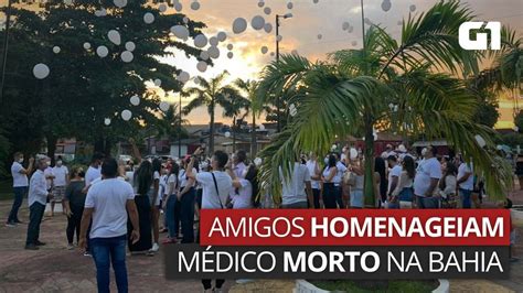 Amigos e familiares soltam balões brancos em homenagem a médico acreano