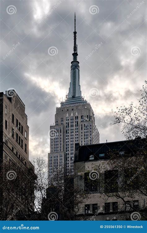 outdoor view   famous empire state building   city