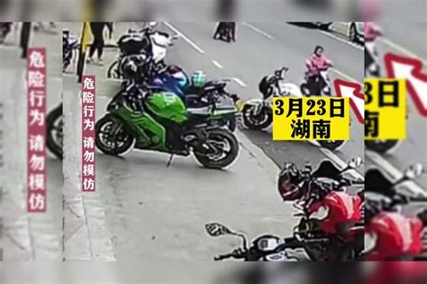 小女孩羡慕哥哥骑摩托车，趁人不注意偷偷骑车去兜风